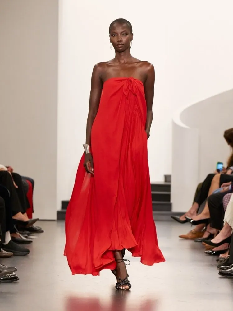 Foto de mulher usando look Ralph Lauren na passarela da NYFW