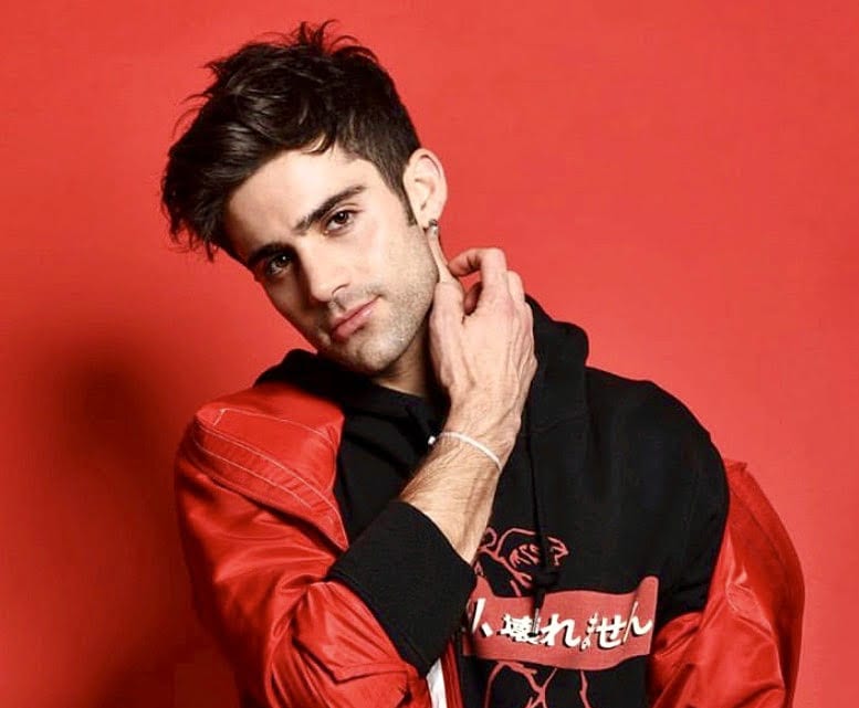 Max Ehrich posa para marca Max Ehrich posa para marca