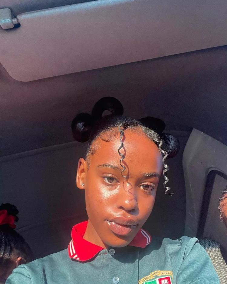 selfie de menina de pele negra com dois coques altos e duas mechas soltas