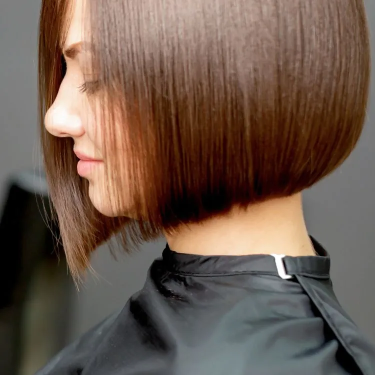 Mulher de pele clara com cabelo chanel de bico curto
