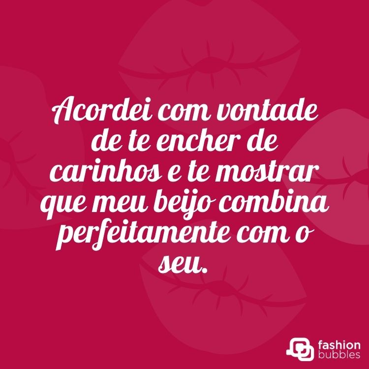 Fundo rosa com desenhos de lábios rosa claro e frase Acordei com vontade de te encher de carinhos e te mostrar que meu beijo combina perfeitamente com o seu" escrito em branco