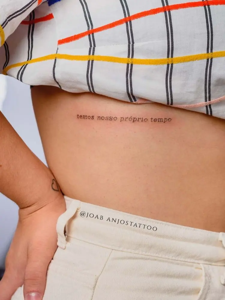 mulher com tatuagem de letra de música do Legião Urbana, Temos nosso próprio tempo