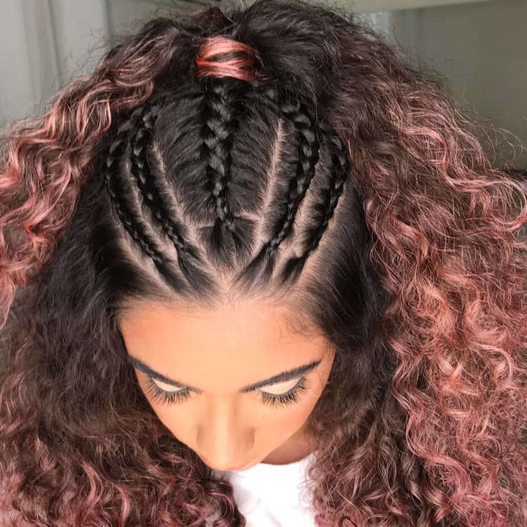 cabelo castanho com pontas avermelhadas, cacheado, semi preso com cinco tranças embutidas finas.
