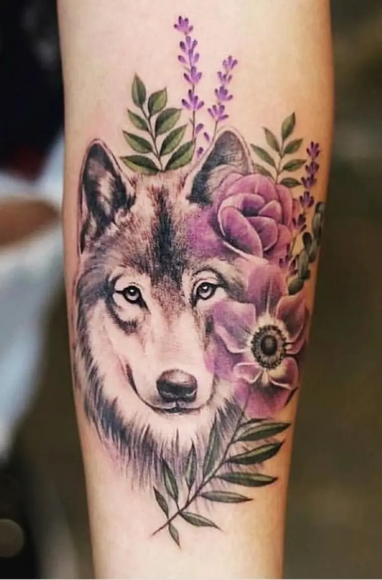 tatuagem feminina no braço/ cachorros