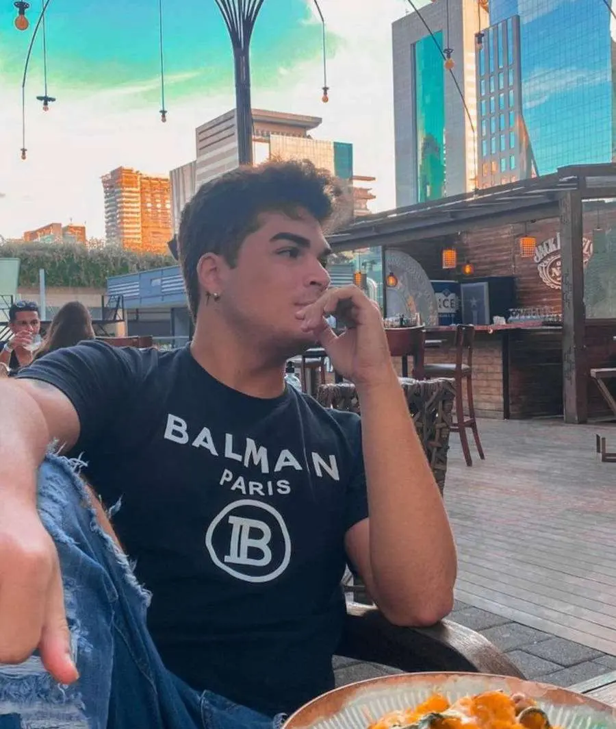 Foto do lado do pescoço em que Lucas tem uma cruz tatuada