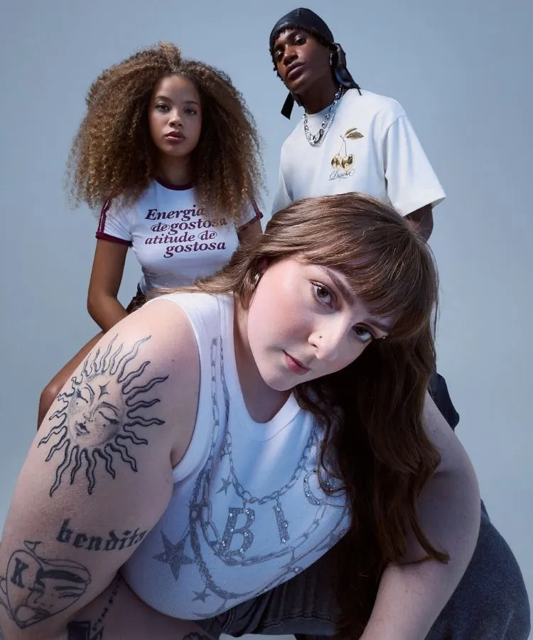 Três modelos usando looks da coleção da Renner com a cantora Duquesa