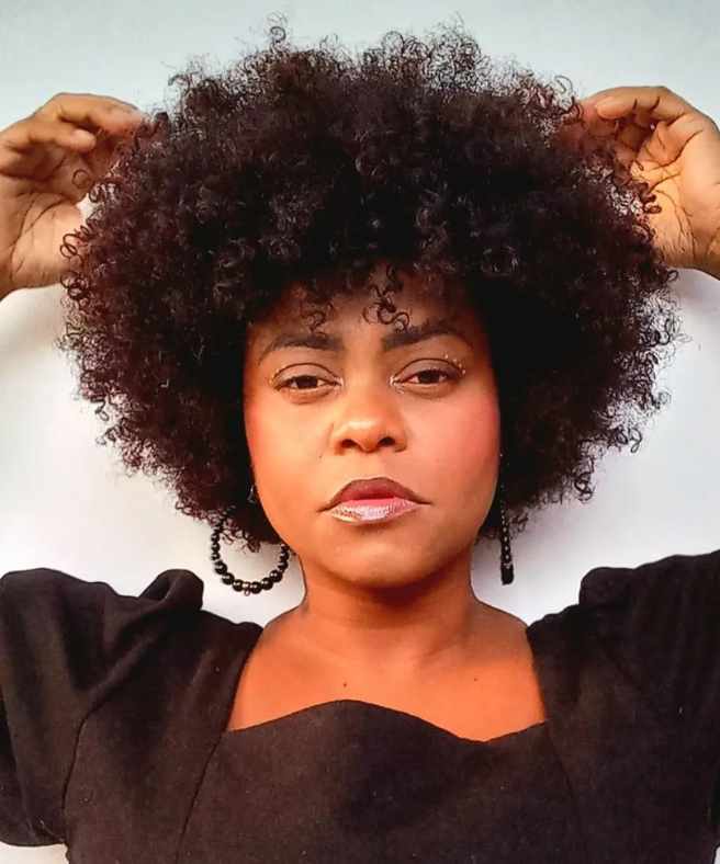 Corte afro mulher cabelo crespo natural castanho avermelhado