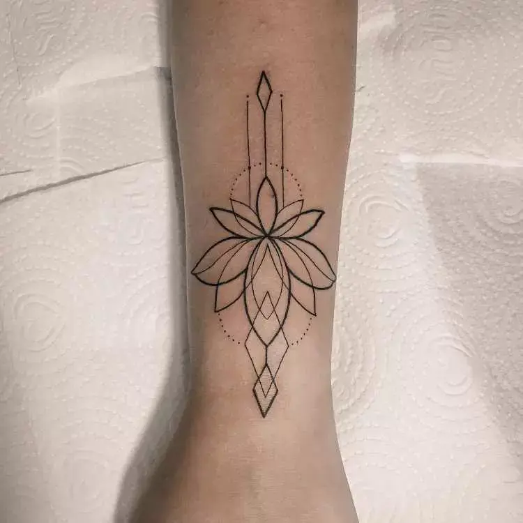 tatuagem na parte superior do pulso de flor de lótus com formas geométricas e linhas pontilhadas