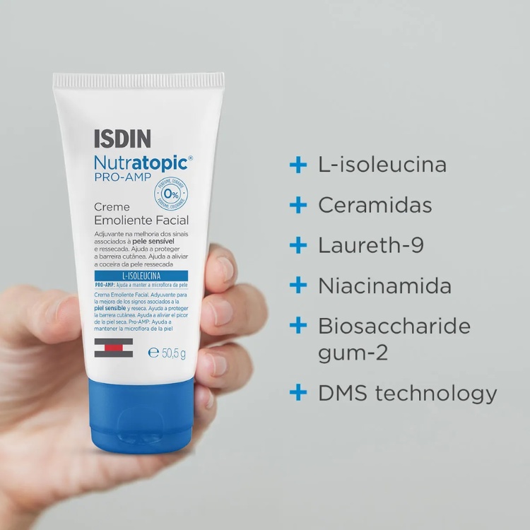 Pessoa de pele clara segurando embalagem do Nutratopic Pro-AMP, Isdin e ao lado escrito os ingredientes