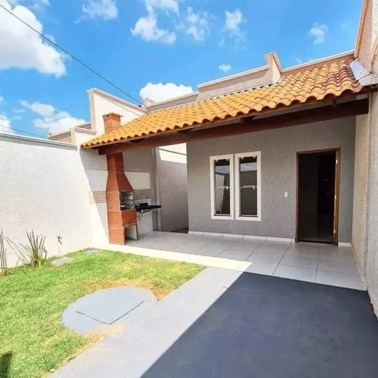Imagem de fachada de casa simples com garagem ao ar livre, gramado e churrasqueira