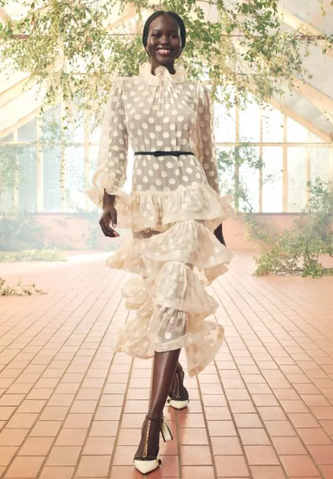 Looks de ano novo: Vestido longo transparente com camadas