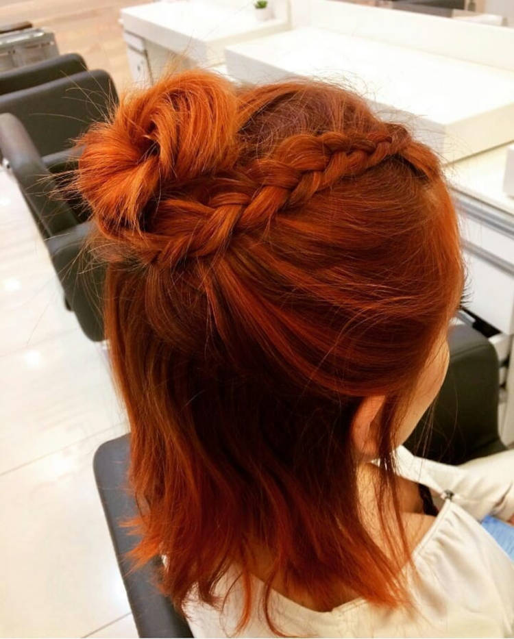 cabelo ruivo com trança lateral e coque