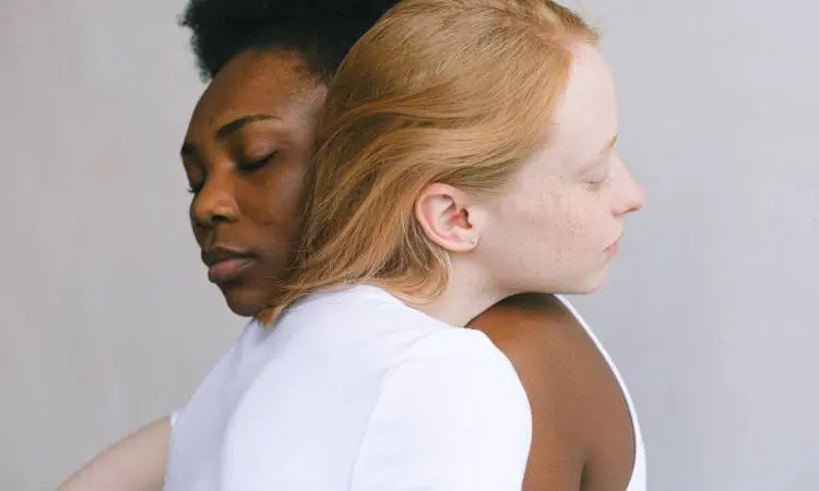 Duas mulheres se abraçando.