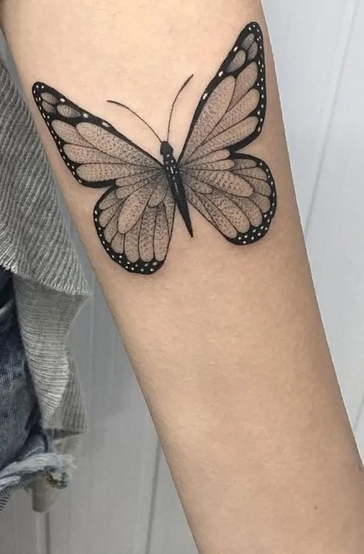 Tatuagem feminina no braço: Borboleta