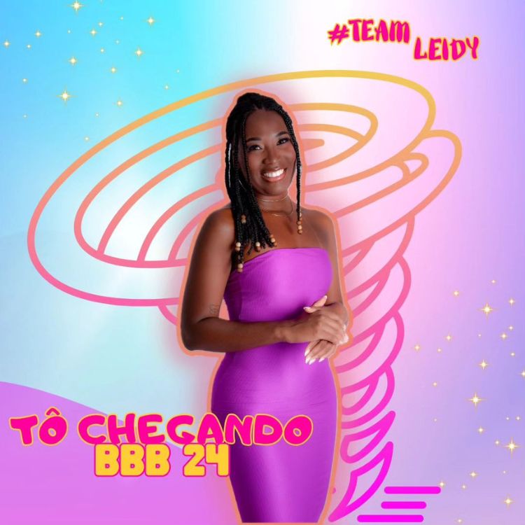 Lady Elin de vestido roxo tomara que caia, desenho de furacão atrás, escrito "Tô chegando BBB 24" e "Team Leidy"