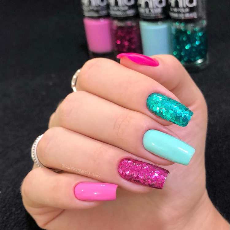Unha colorida com glitter.