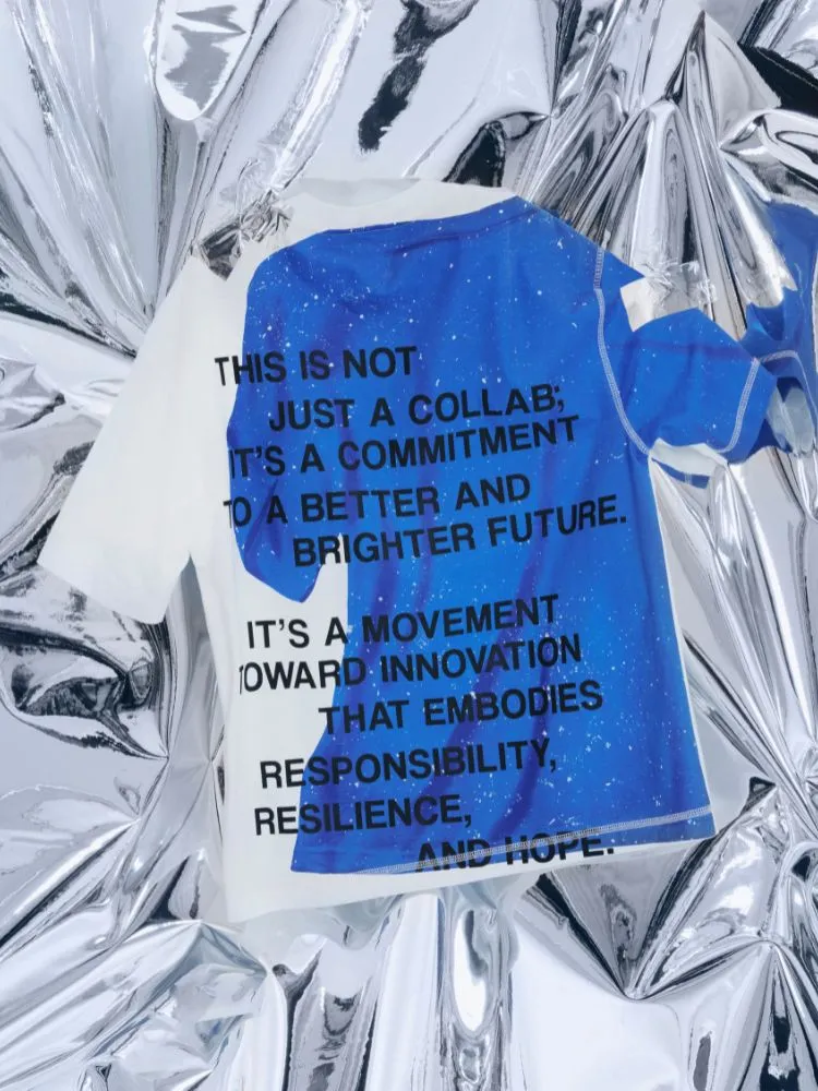 Camisa branca e azul com frase bold
