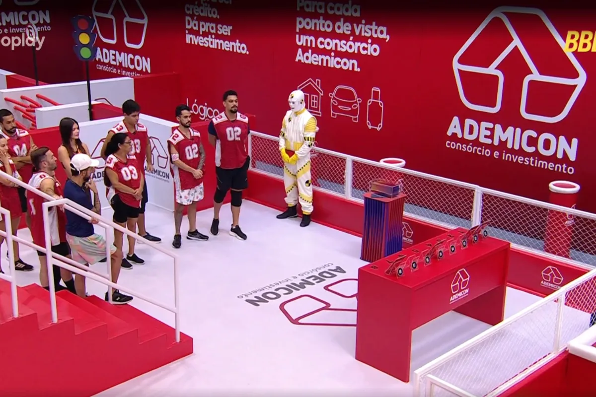 Vista aérea da Prova do Anjo do Big Brother Brasil com participantes realizando desafio em cenário patrocinado