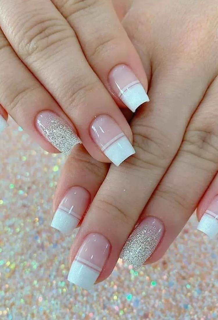 Unhas quadradas médias com detalhe branco nas pontas e glitter prata 