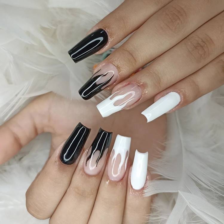 Unha preto e branco decorada com estampa de foguinho
