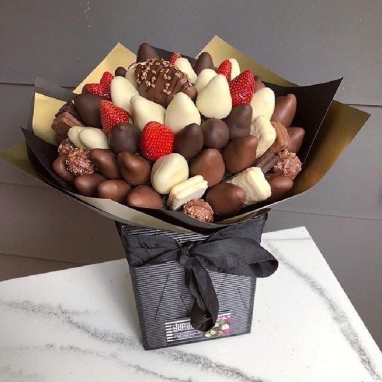 buquê de morangos cobertos com chocolate