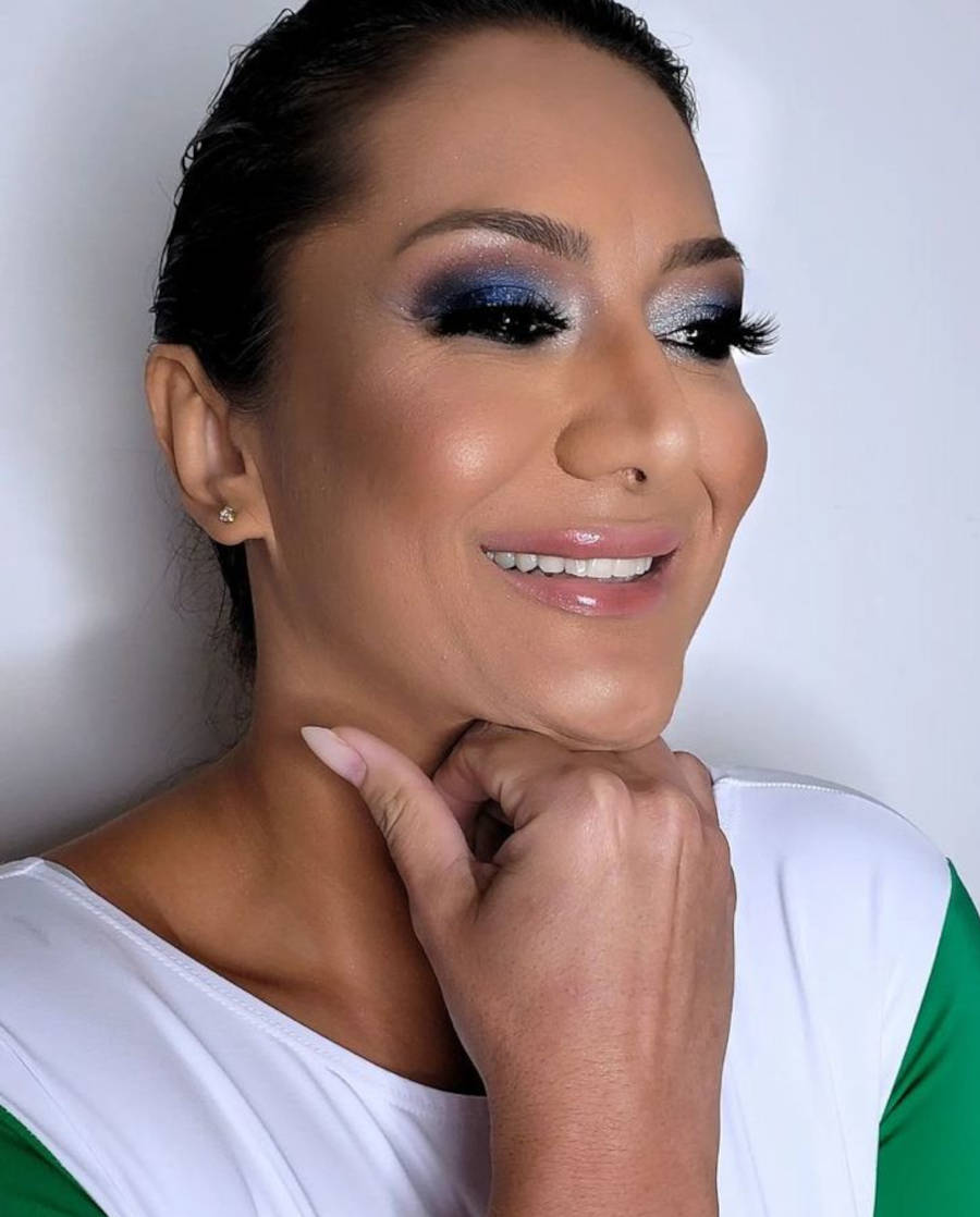 Foto de senhora com make azul