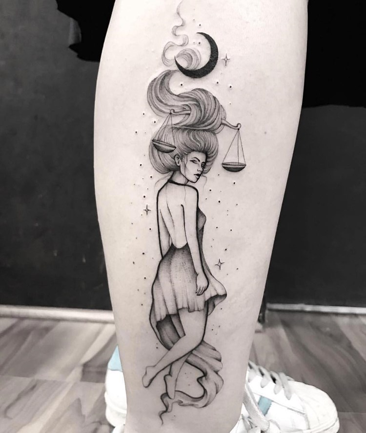 Foto preto e branca de tatuagem deusa do signo de Libra