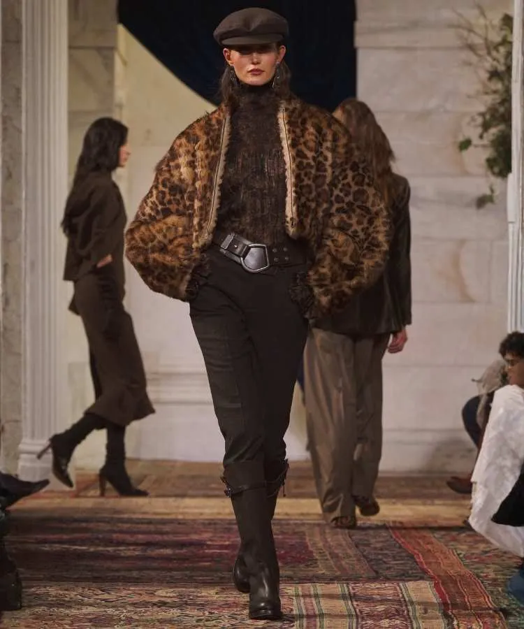 Foto de modelo usando casaco de pelos de oncinha, uma das tendências da NYFW Outono Inverno 2026