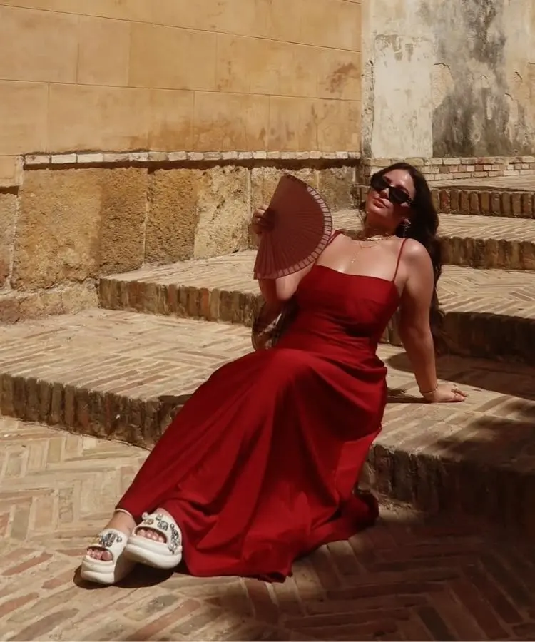 Foto de mulher usando look de ano novo na cor vermelha com sapatos brancos