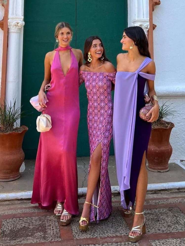Mulheres exibem vestido para casamento