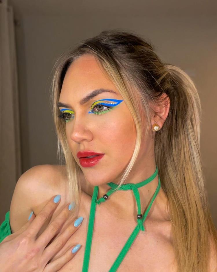 mulher com maquiagem do brasil nas cores da bandeira