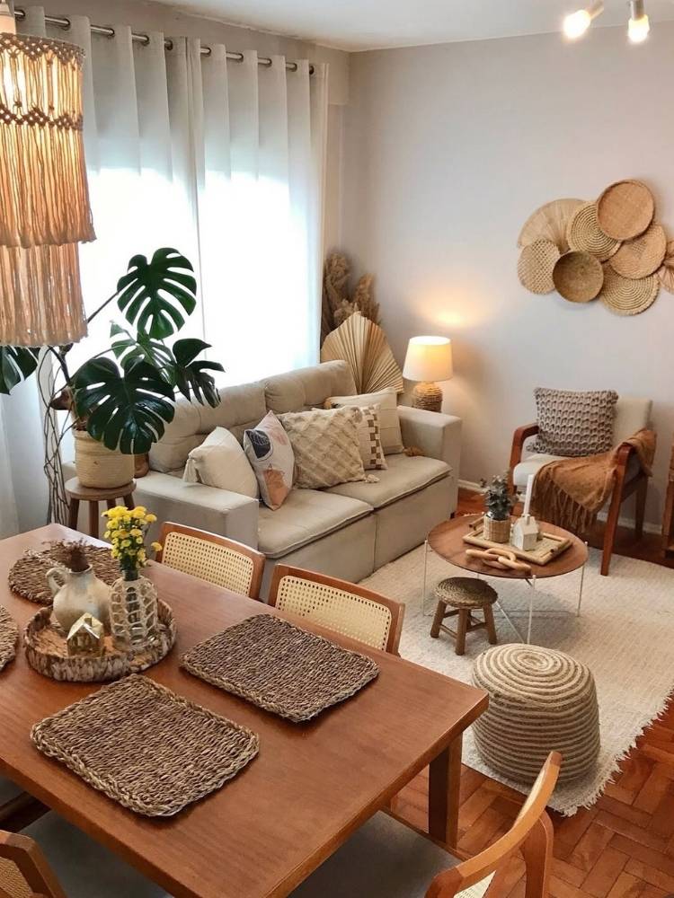 Sala de jantar e estar em tons terrosos com artesanatos de texturas, como palhas e macramê