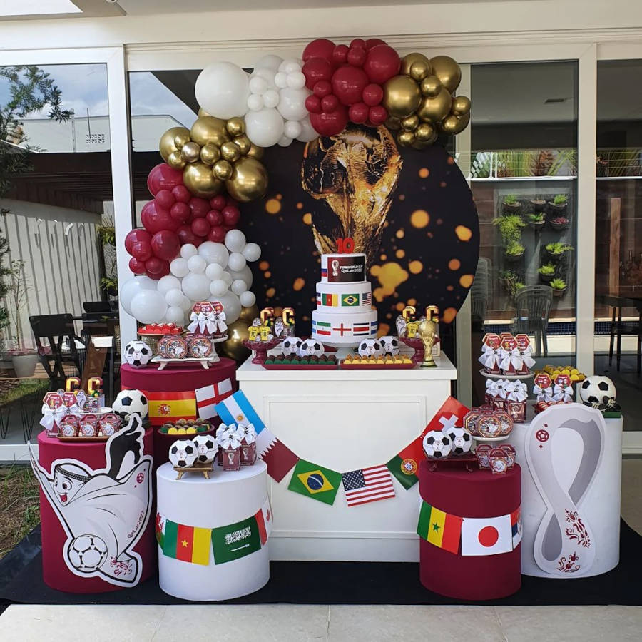 Festa de aniversário com tema da Copa do Mundo com bandeira de todos os países.