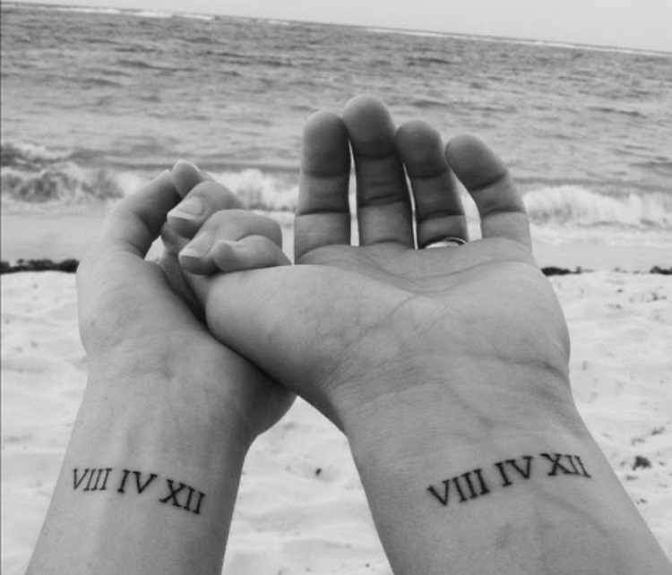 Tatuagem de casal com números romanos