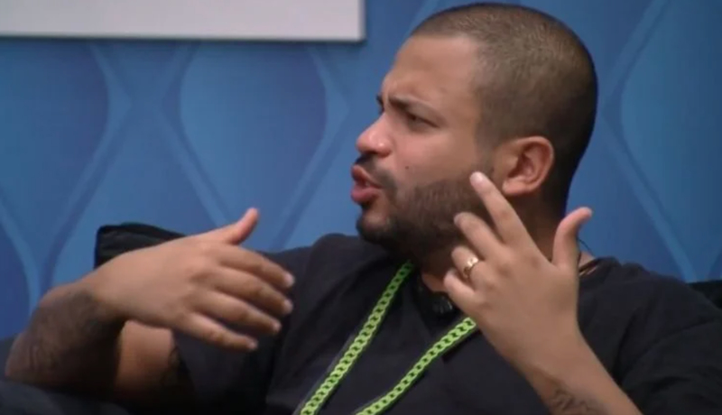 Na foto, aparece o rapper Projota gesticulando enquanto conversa.