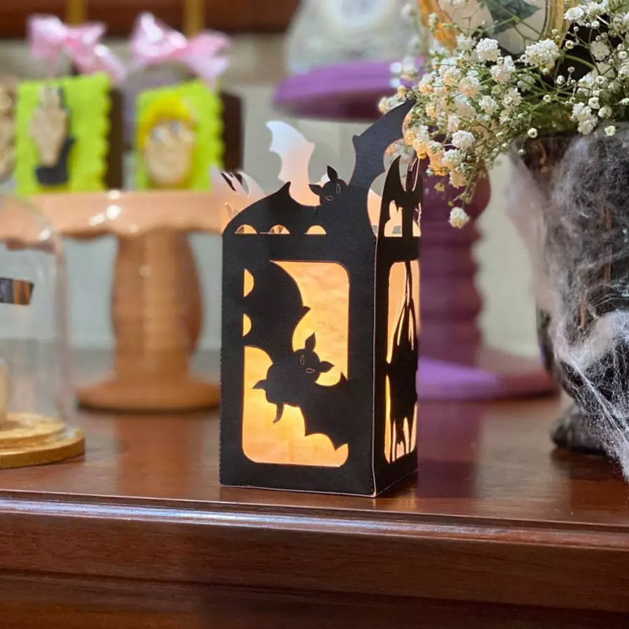 Luminária preta em retângulo com desenhos de morcegos