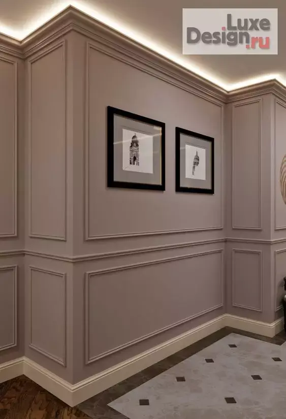 Parede bege com quadros de moldura preta e parede com boiserie 