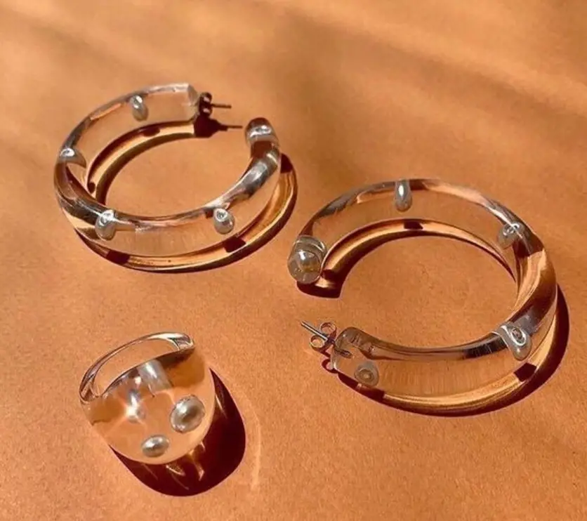 Brincos de resina com pérolas 