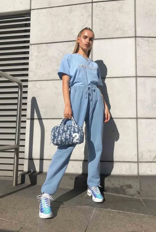 Look monocromático com t-shirt, bolsa, calça moletom e tênis