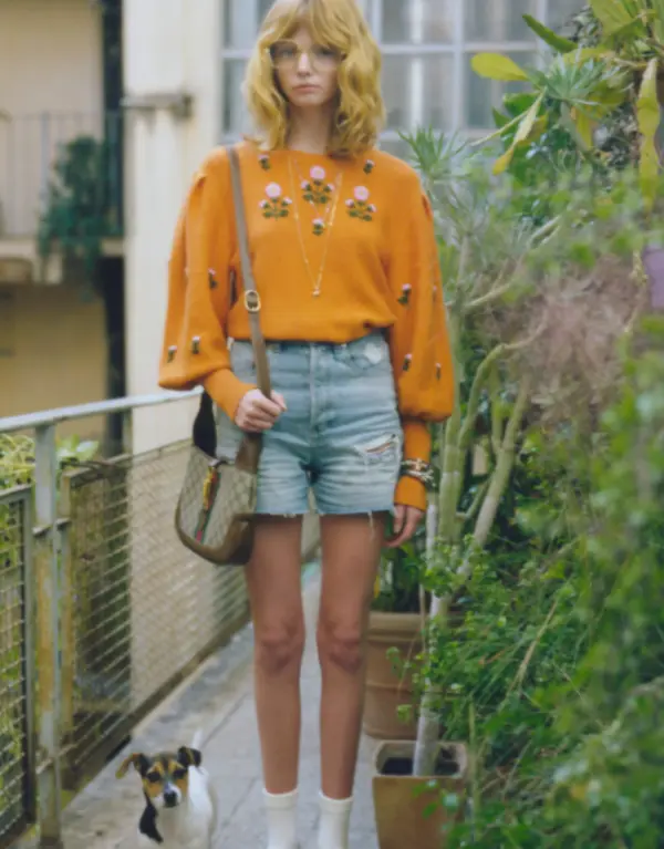 Modelo usa blusa de malha e short Modelo usa blusa de malha e short