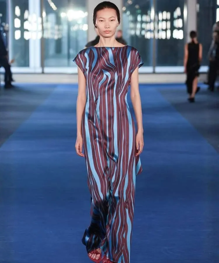 Foto de modelo usando vestido com estampa de listras, uma das tendências da NYFW Outono Inverno 2026
