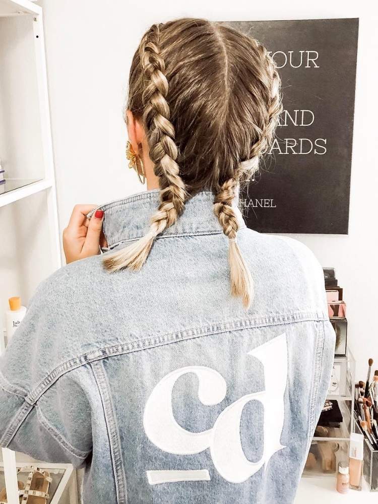 Mulher loira de cabelo curto em boxeadora usando jaqueta jeans 