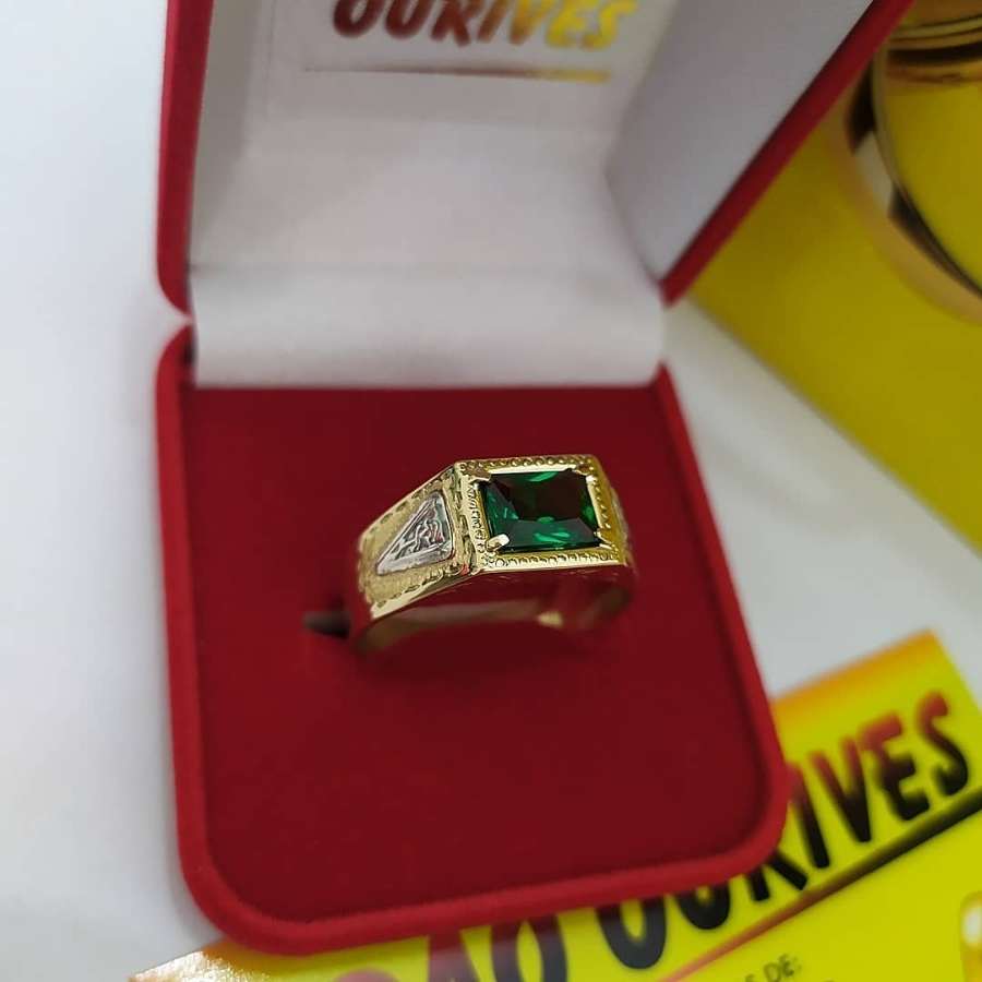 Anel masculino dourado com detalhe prateado e pedra verde