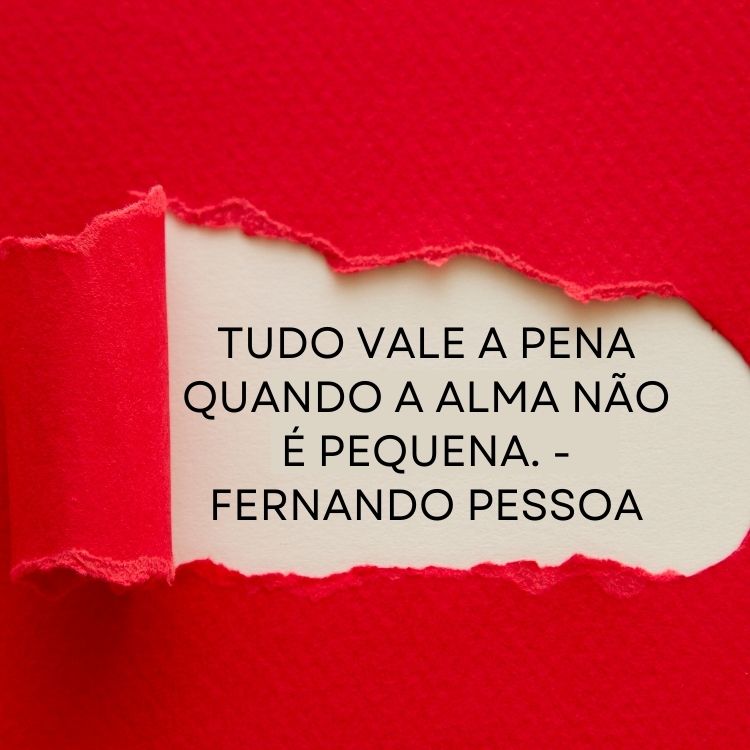 Papel rasgado vermelho com papel bege e frase Tudo vale a pena quando a alma não é pequena.” - Fernando Pessoa