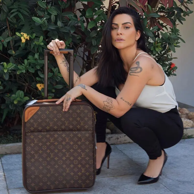 Foto da tattoo flor de lótus de Cleo Pires.