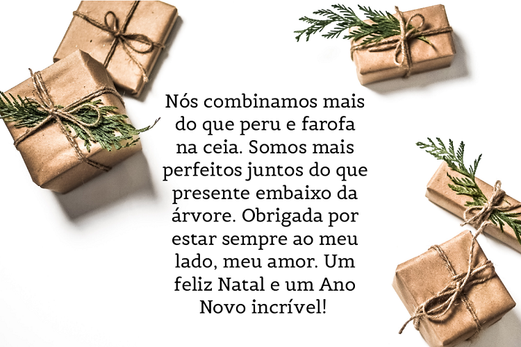 Fundo branco com presentes e frase: Nós combinamos mais do que peru e farofa na ceia. Somos mais perfeitos juntos do que presente embaixo da árvore. Obrigada por estar sempre ao meu lado, meu amor. Um feliz Natal e um Ano Novo incrível!