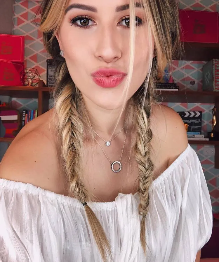 Nina Secrets com maria chiquinha de trancinhas