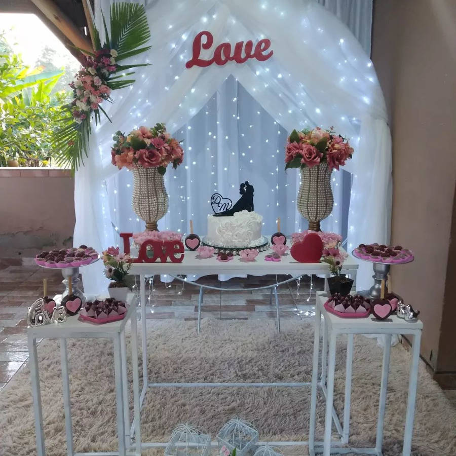 Decoração branca e vermelha com cortina e tapete.