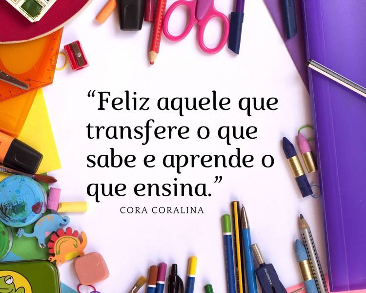 Cartão virtual com folha branca, pasta roxa, materiais escolares coloridos e frase "“Feliz aquele que transfere o que sabe e aprende o que ensina.” (Cora Coralina)"