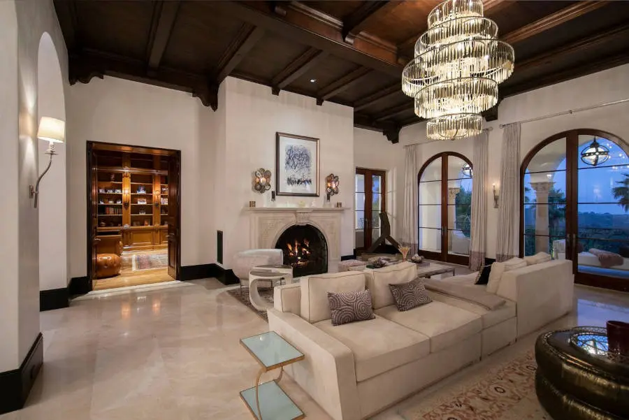 Sala de estar com lareira.